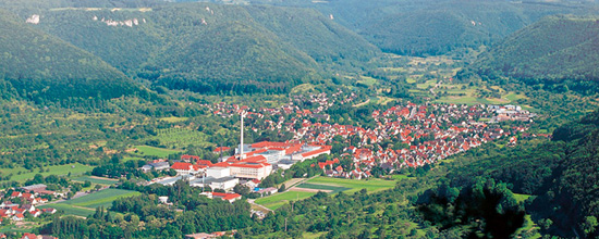 Eine Bildlandschaft mit vielen Häusern im Lenninger Tal mit Links und rechts Grünen Bäumen