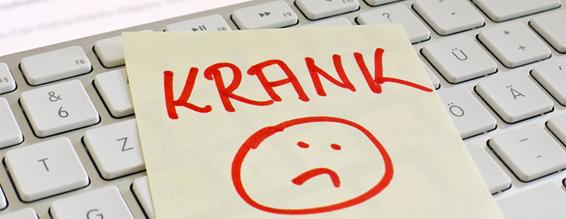 Ein PostIT der auf einer Tastatur liegt mit dem Hinweis in Rot Krank