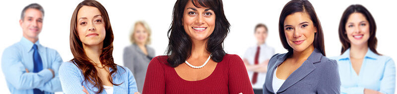 Eine Gruppe von Arbeitnehmern die die Arme verschränken und in die Kamera lächeln