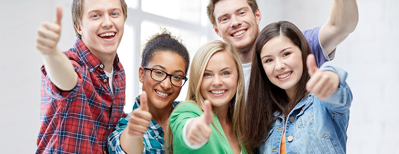 5 lachende Personen die den Daumen nach oben zeigen
