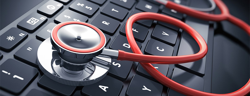 Ein Bild auf dem eine Tastatur zu sehen ist, auf der Tastatur liegt ein Stethoskop