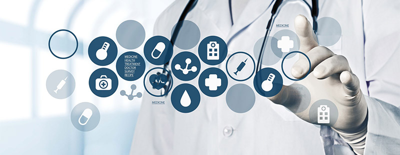 Ein Bild in dem ein Arzt mit dem Finger auf verschiedene Symbole zeigt