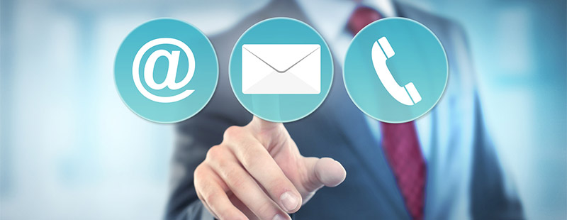 3 verschiedene Buttons in Blau auf diese eine Hand zeigt, die Buttons bedeuten E-Mail , Post oder Anruf.