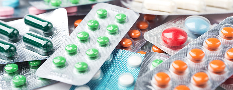 Mehrere verschiedene Medikamentenblister in bunten Farben