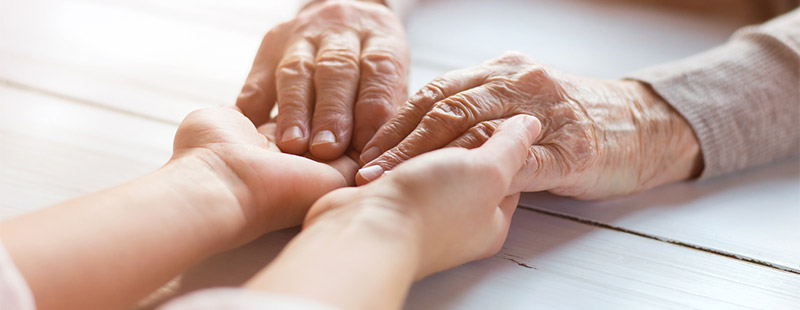 Ein Bild in dem sich zwei Hände halten