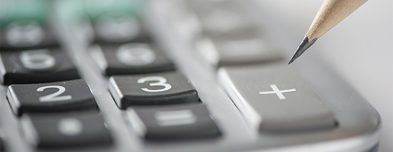 Ein Bild auf dem ein Taschenrechner halb zu sehen ist mit der Zahl 2 und 3 und dem Plus. Auf dem Plus ist eine Bleistiftmine zu sehen