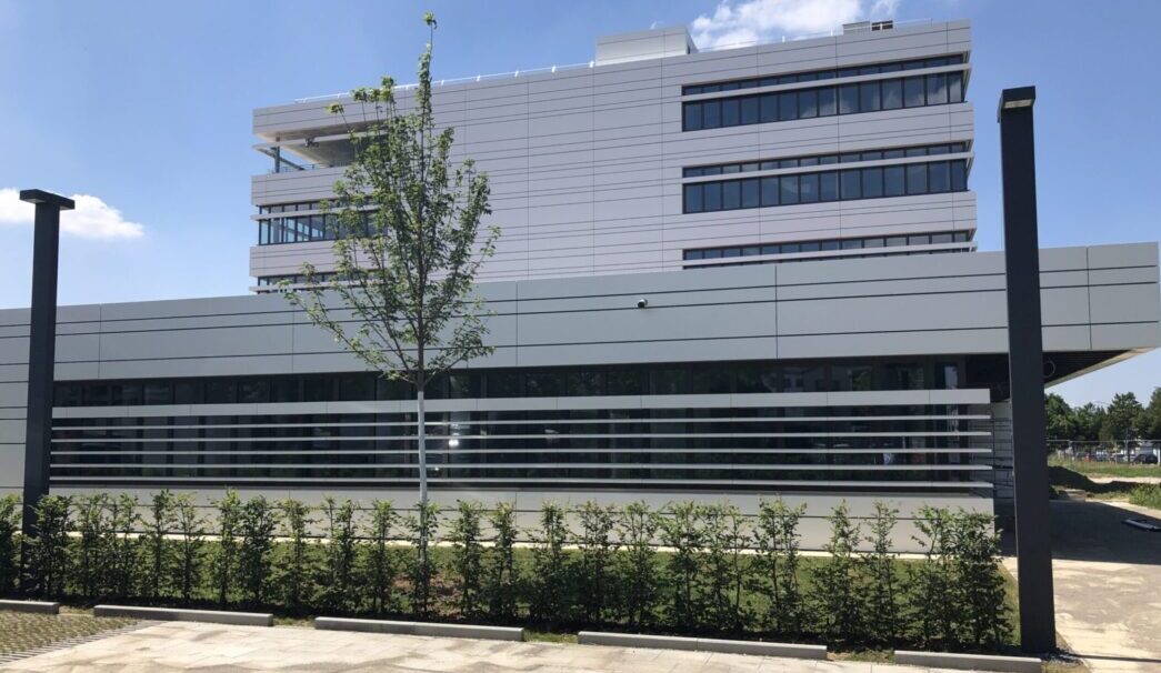 Ein Großes Gebäude mit Grünen Hecken, es ist das Gebäude der BKK Scheufelen