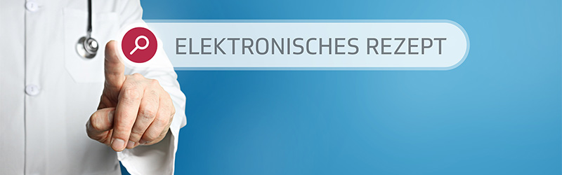 Ein Arzt mit dem Oberkörper der mit dem Finger auf eine Lupe zeigt mit dem Hinweis Elektronisches Rezept