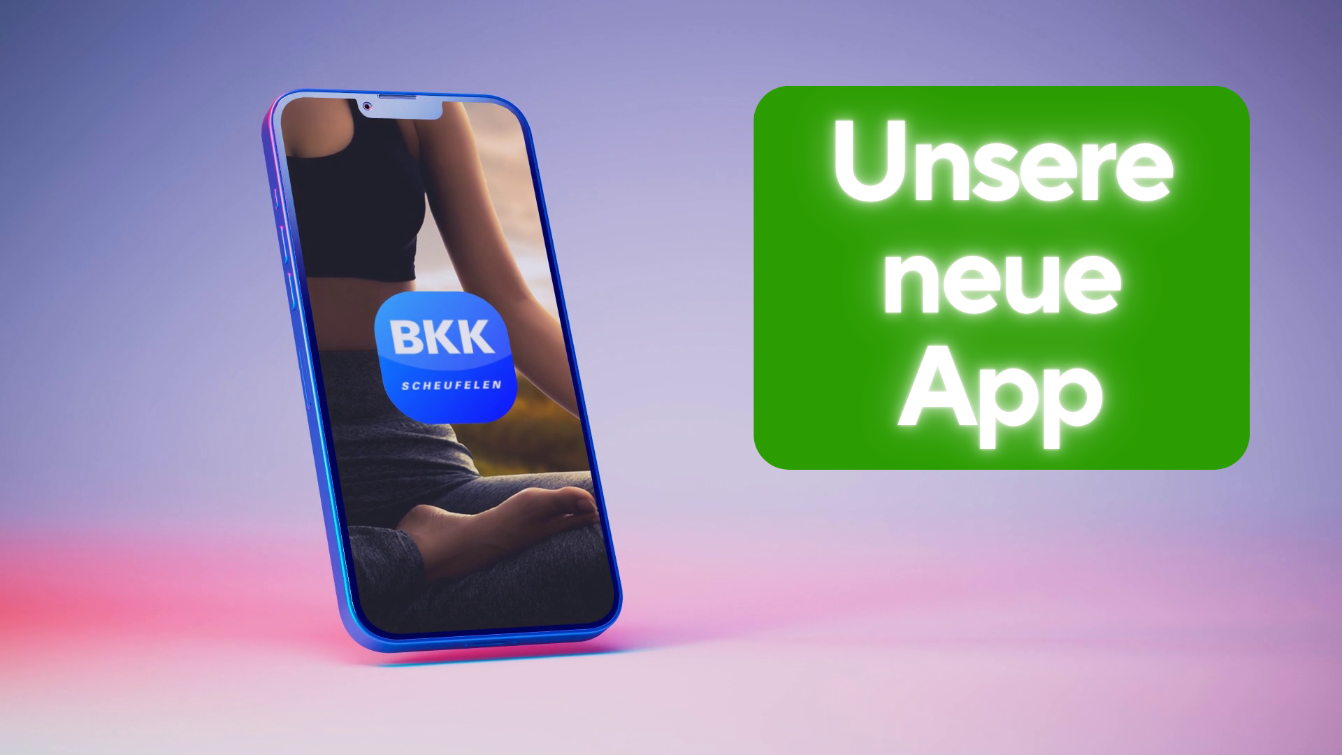 Ein Smathphone mit einem Blauen Logo der BKK Scheufelen App. Neben dem Smartphone einen Hinweis in Grün weiß auf die neue App