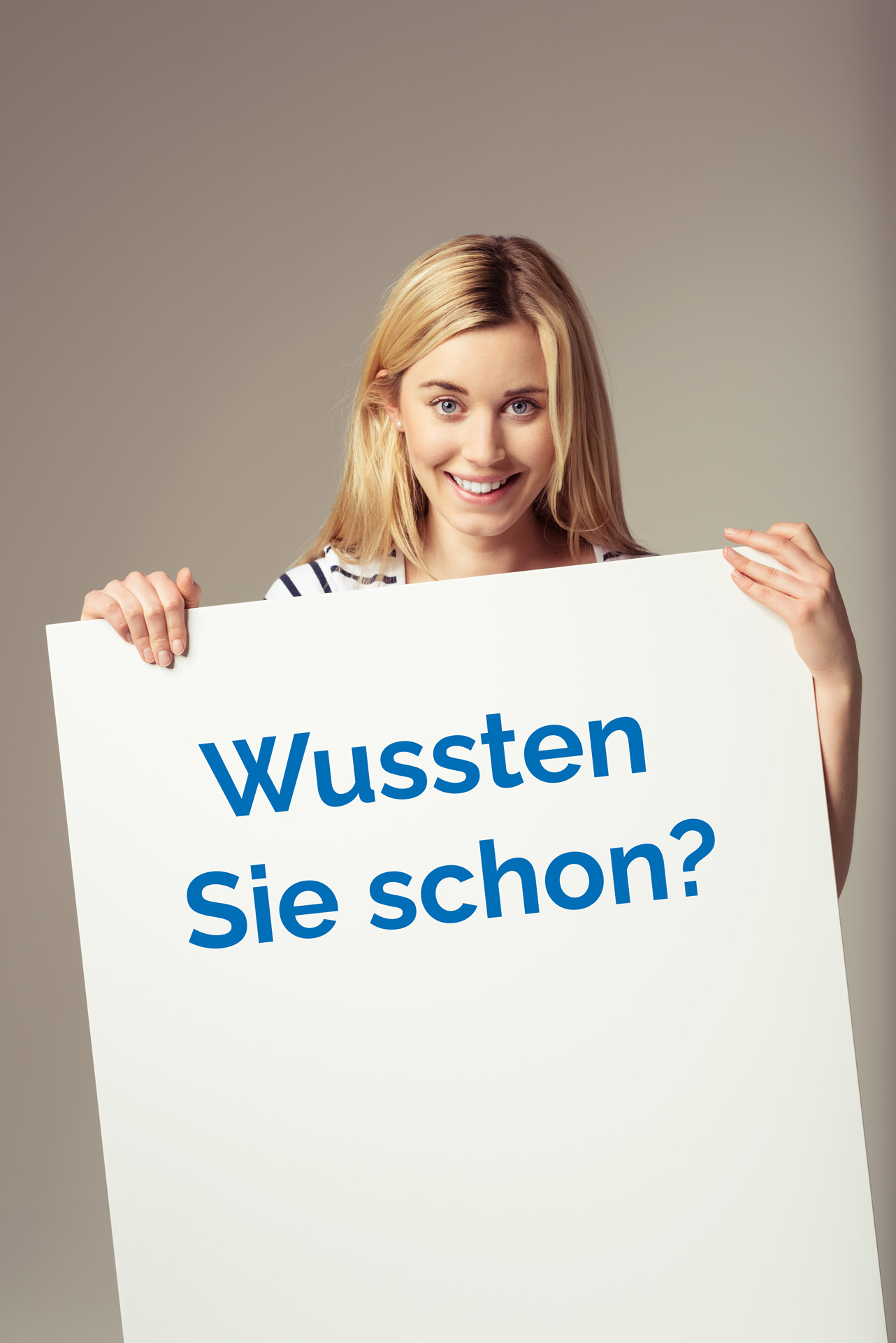 Eine lachende Frau, die ein Schild in der Hand hält mit dem Hinweis "wussten Sei schon?"