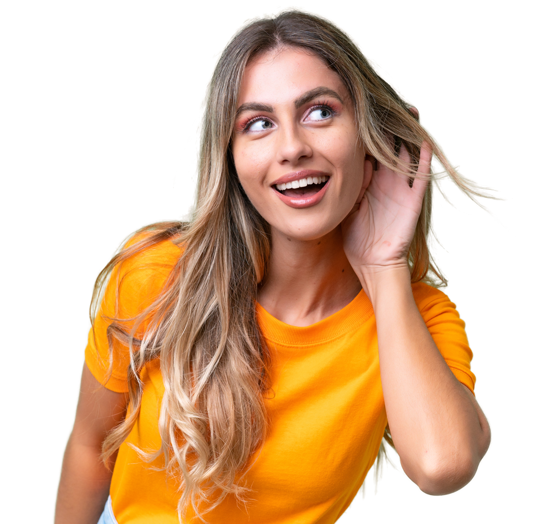 Eine Frau in einem Orangen T-Shirt die sich ans Ohr hält um etwas zu hören.